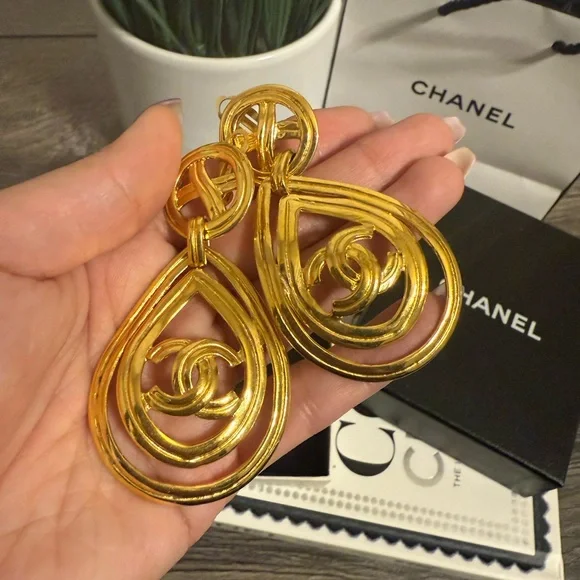 Beautiful CHANEL Vintage Elegant Gold CCStatement Drop Clip On Earrings
